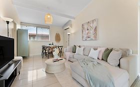 Pad Off Pier - Walk To Glenelg Beach, Bars & Dining